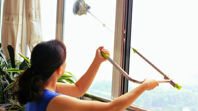 How to Clean Hard-to-Reach Windows Safely at Home